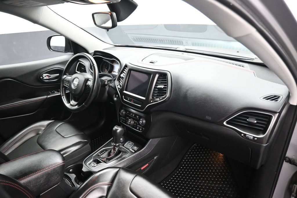Used 2019 Jeep Cherokee Trailhawk AWD/4WD image 42