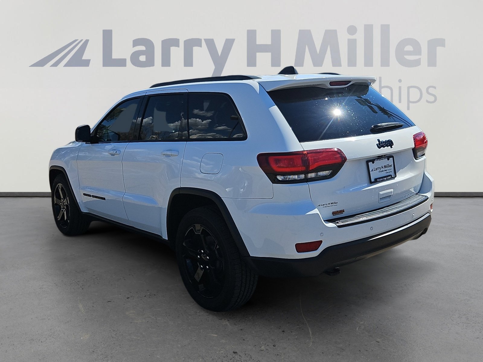 Used 2019 Jeep Grand Cherokee Laredo image 3