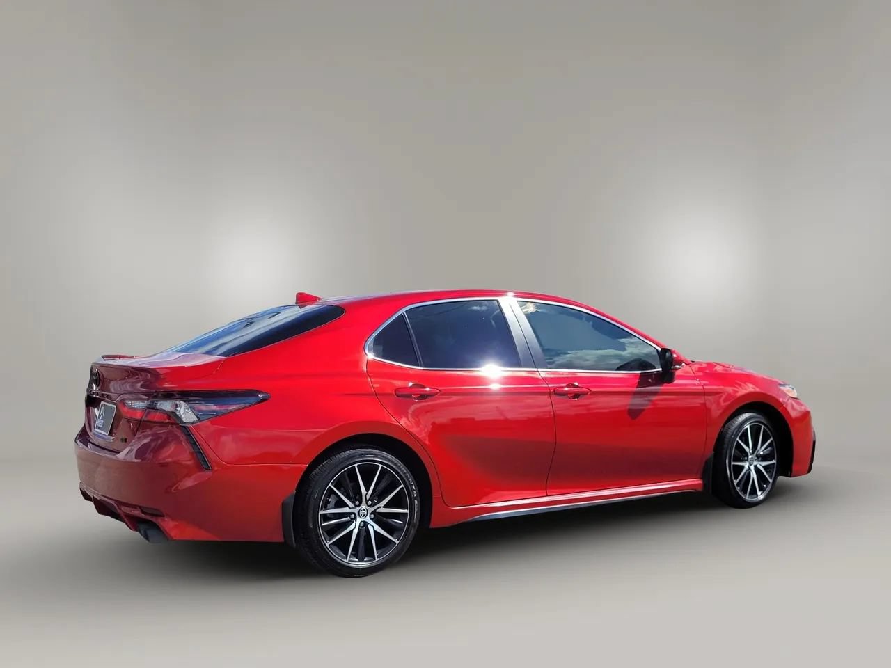 Used 2024 Toyota Camry SE w/ Convenience Package FWD image 3