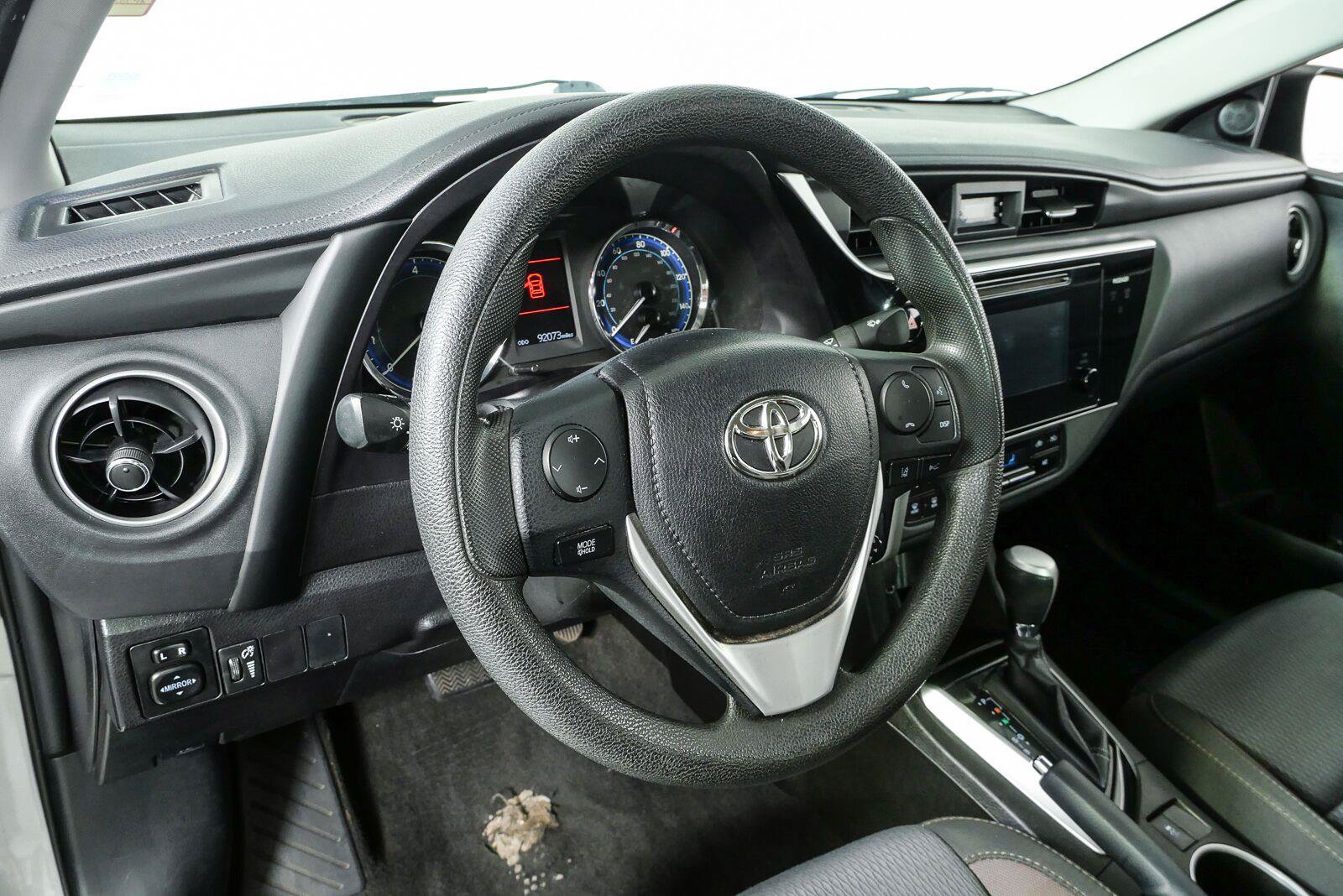 Used 2017 Toyota Corolla LE FWD image 4