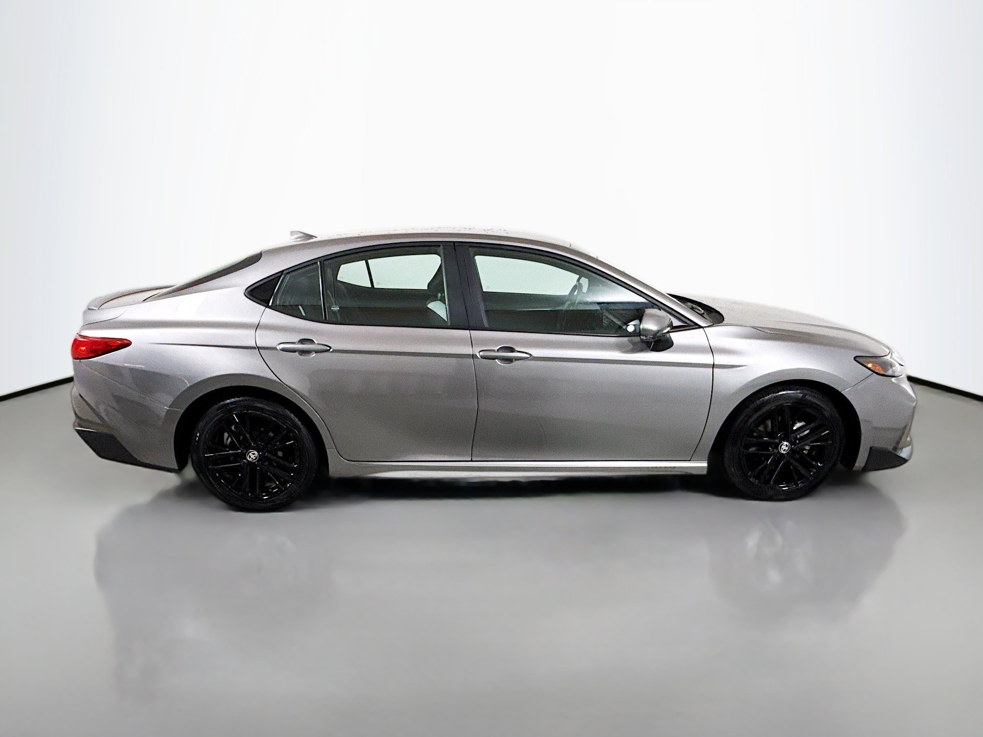 Used 2025 Toyota Camry SE image 8