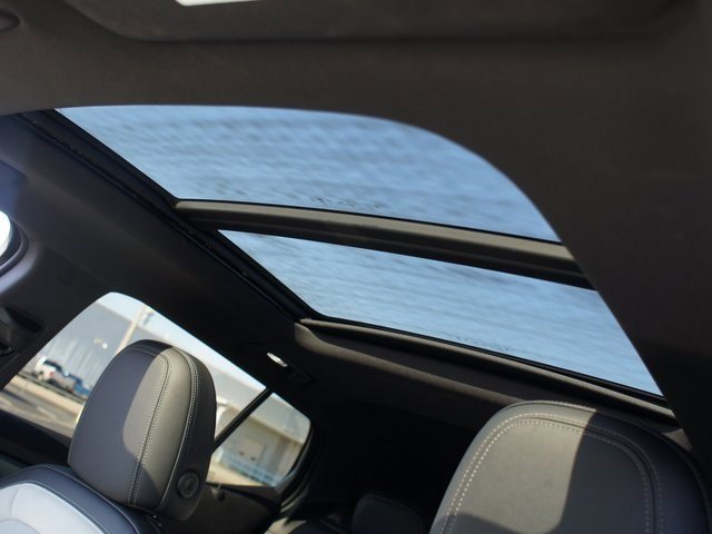 Used 2025 Chevrolet Equinox EV LT w/ Convenience Package image 5