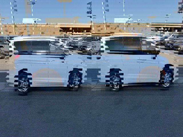 New 2026 Chrysler Pacifica Select image 7