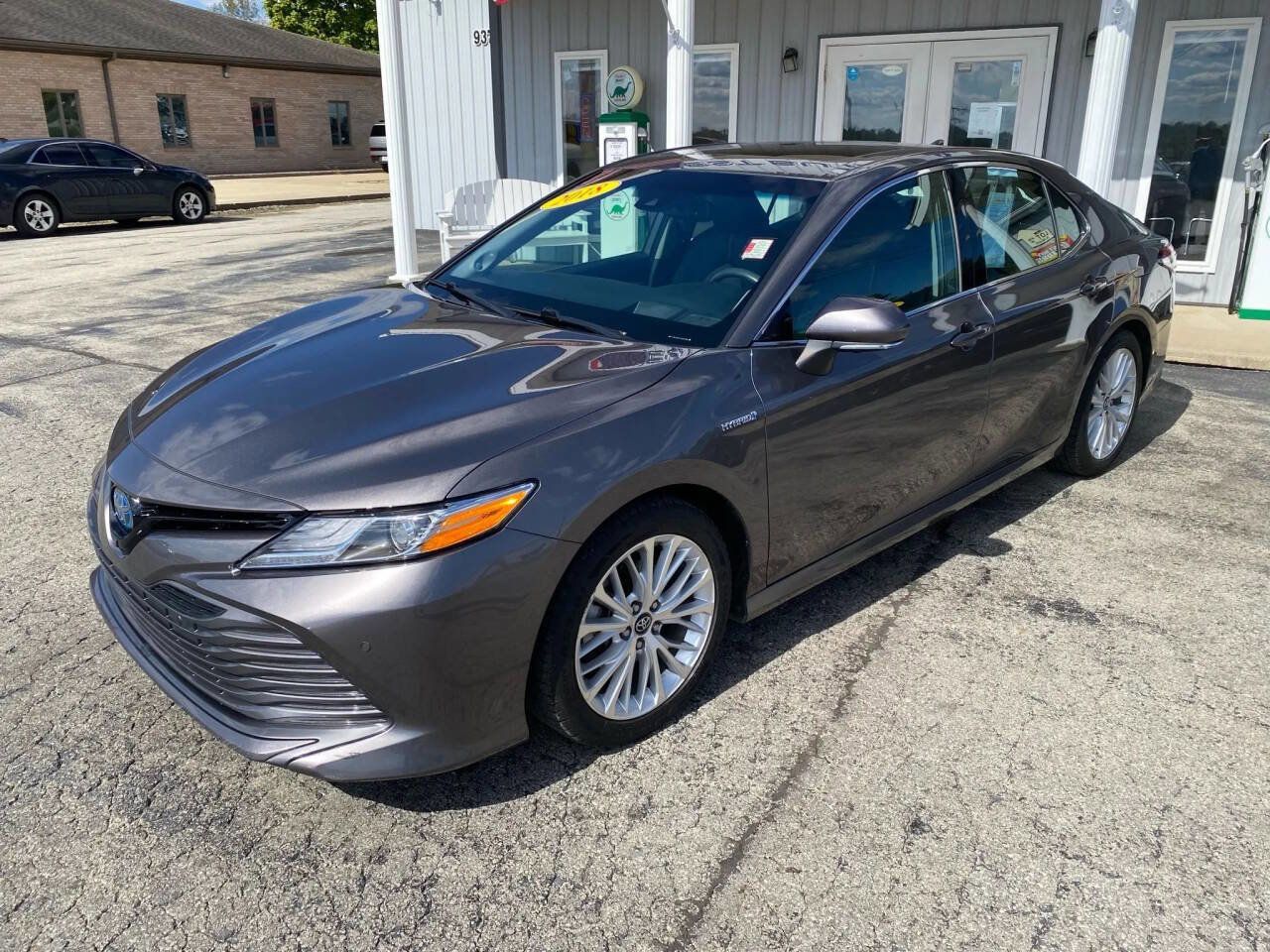 Used 2018 Toyota Camry XLE image 3