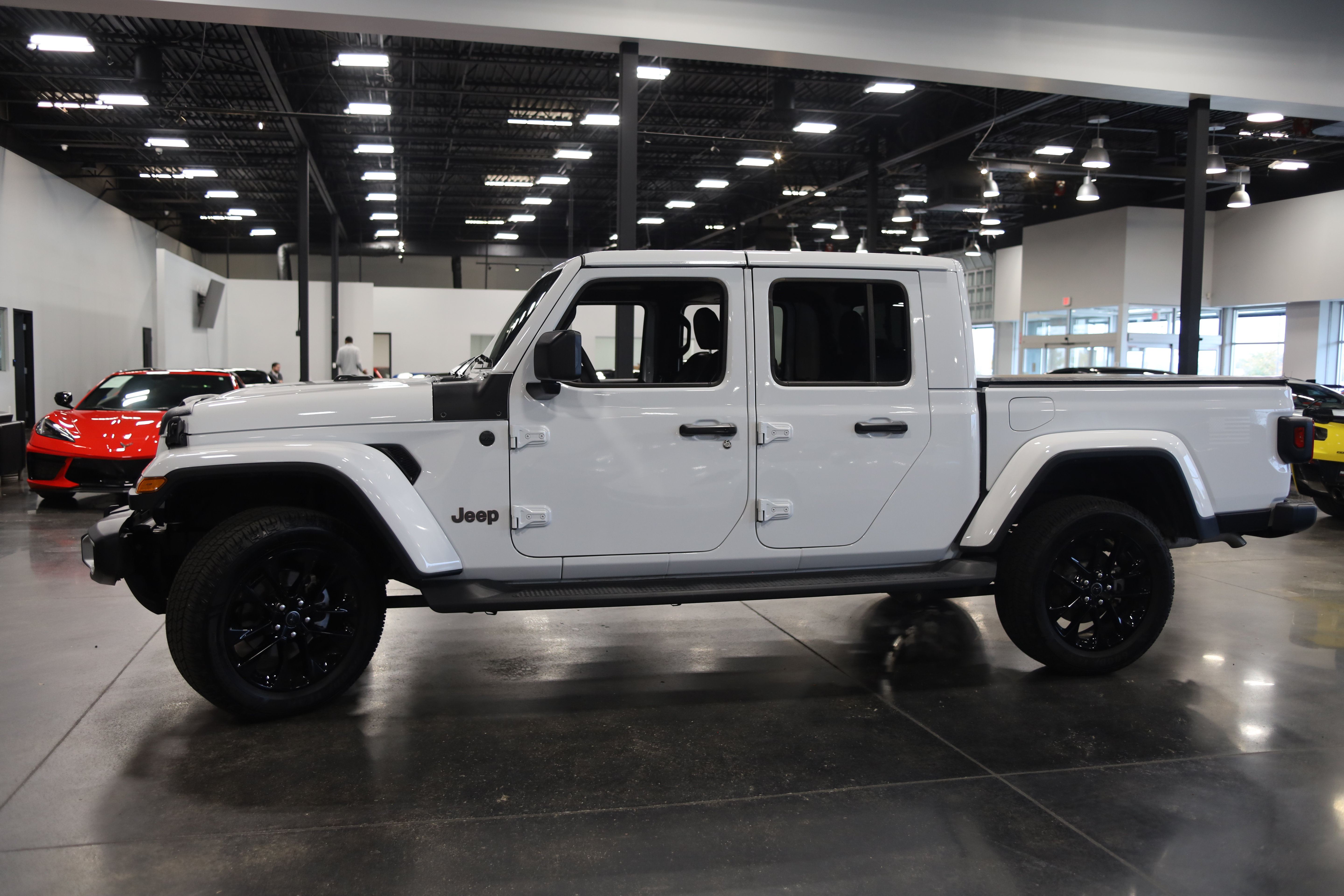 Used 2025 Jeep Gladiator Sport AWD/4WD image 9