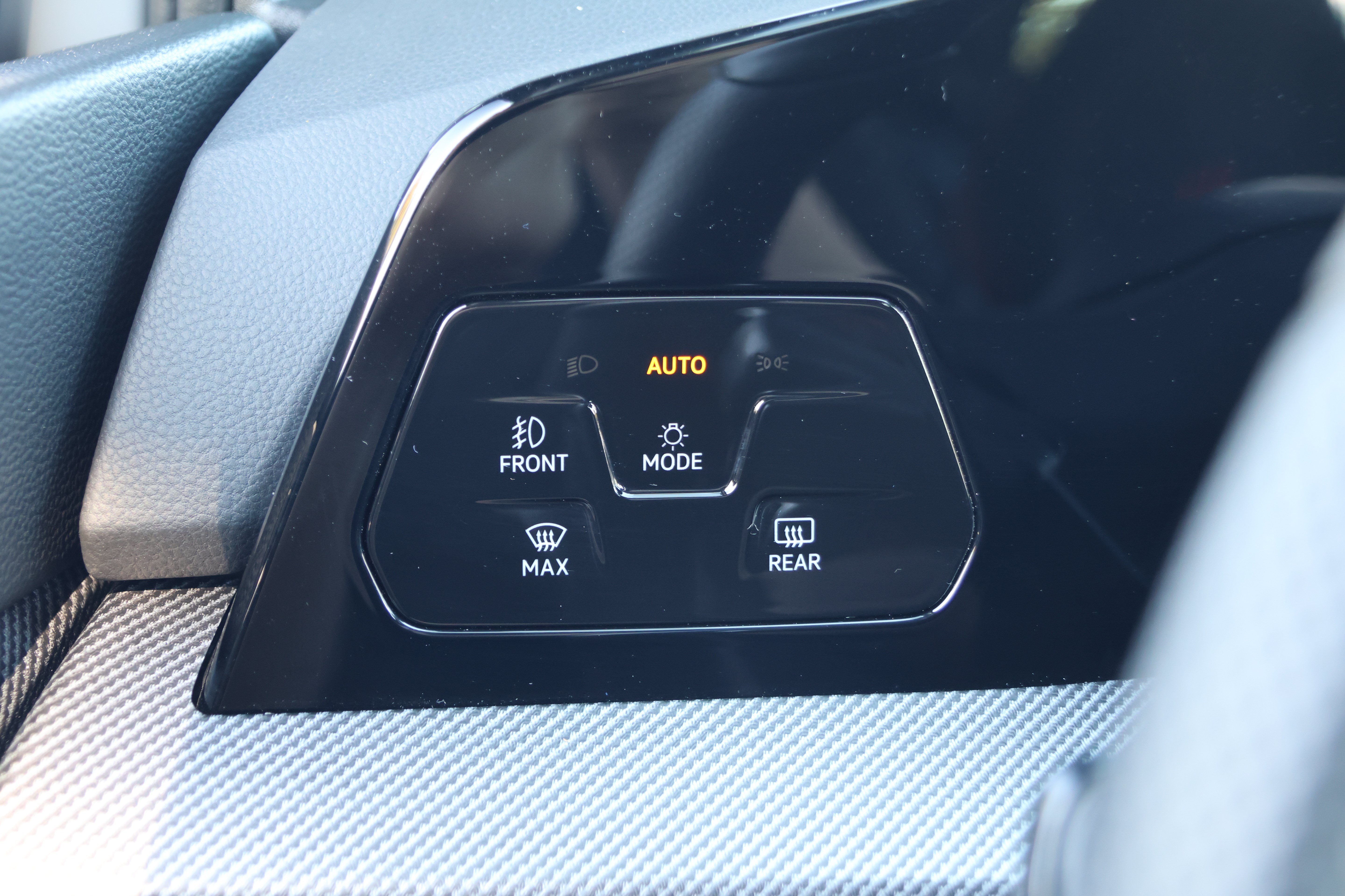 Used 2025 Volkswagen Golf SE FWD image 15