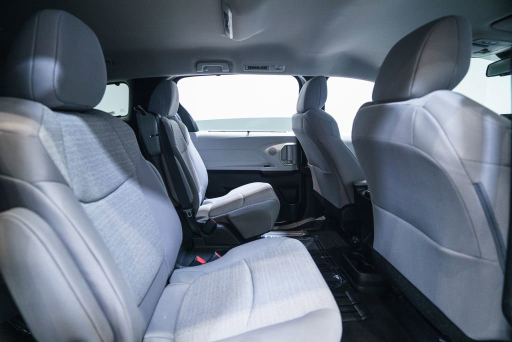Certified 2026 Toyota Sienna LE FWD image 30