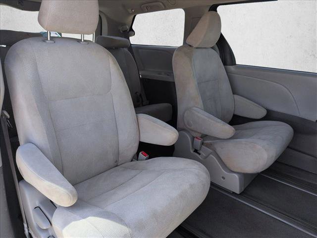 Used 2020 Toyota Sienna L image 19