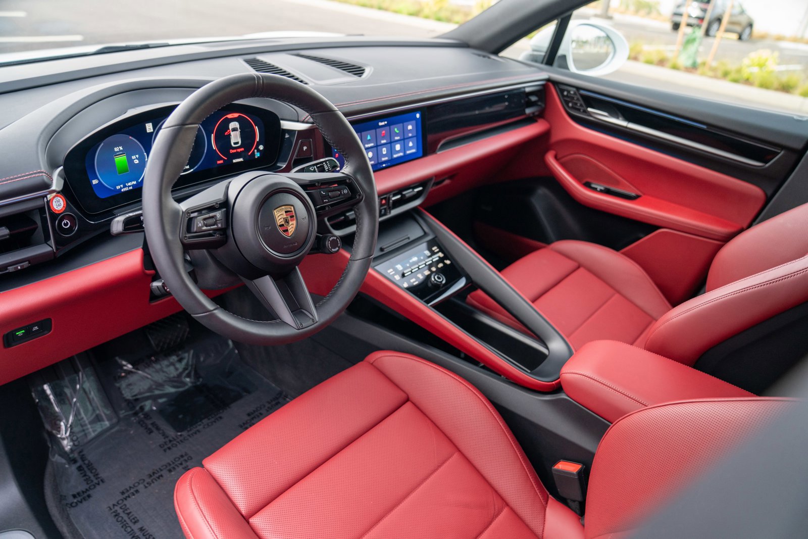 Certified 2025 Porsche Macan Electric image 4