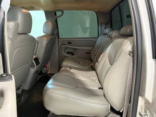 Used 2007 GMC Sierra 2500 SLT w/ Heavy-Duty Power Package AWD/4WD image 15