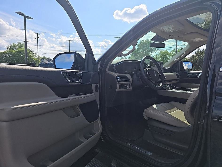 Used 2024 Lincoln Navigator Premiere image 9