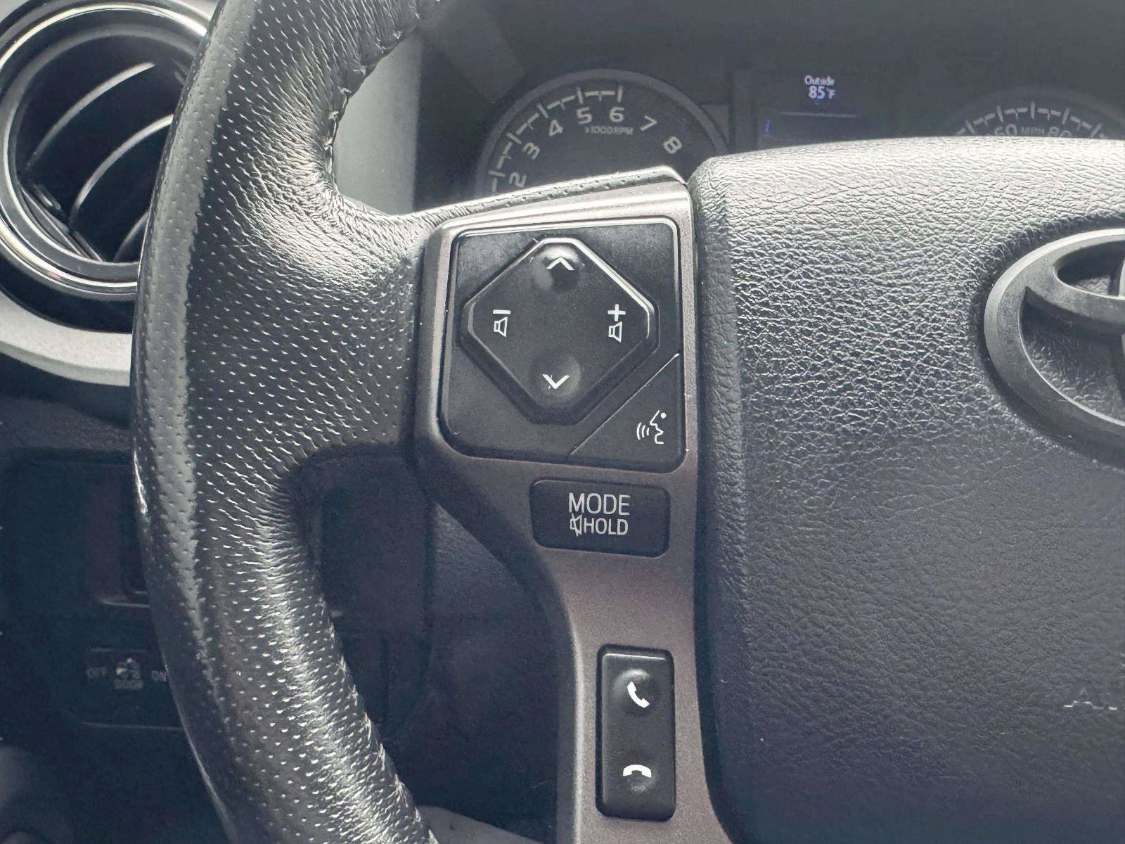 Used 2017 Toyota Tacoma TRD Off-Road w/ Premium & Technology Package AWD/4WD image 18