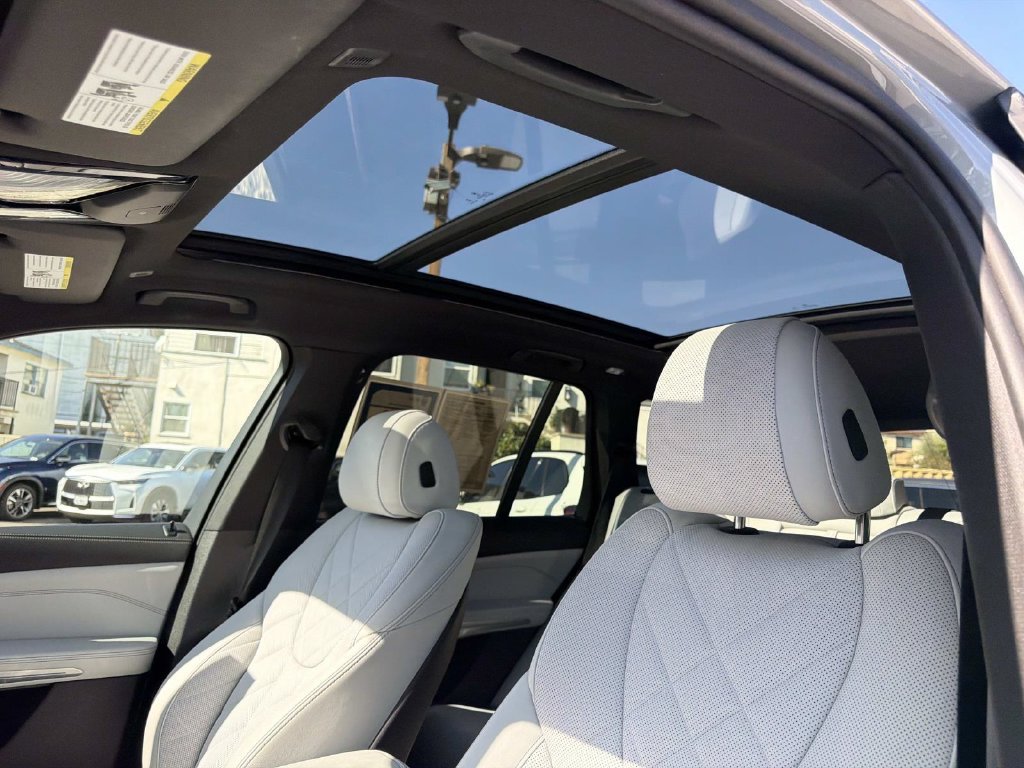 Used 2024 BMW X5 sDrive40i w/ M Sport Package RWD image 16