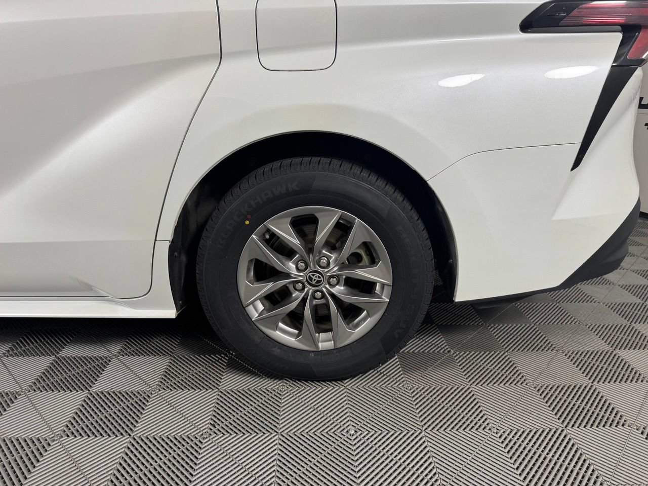 Used 2023 Toyota Sienna XLE FWD image 34