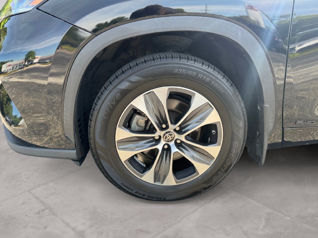 Used 2021 Toyota Highlander XLE AWD/4WD image 14