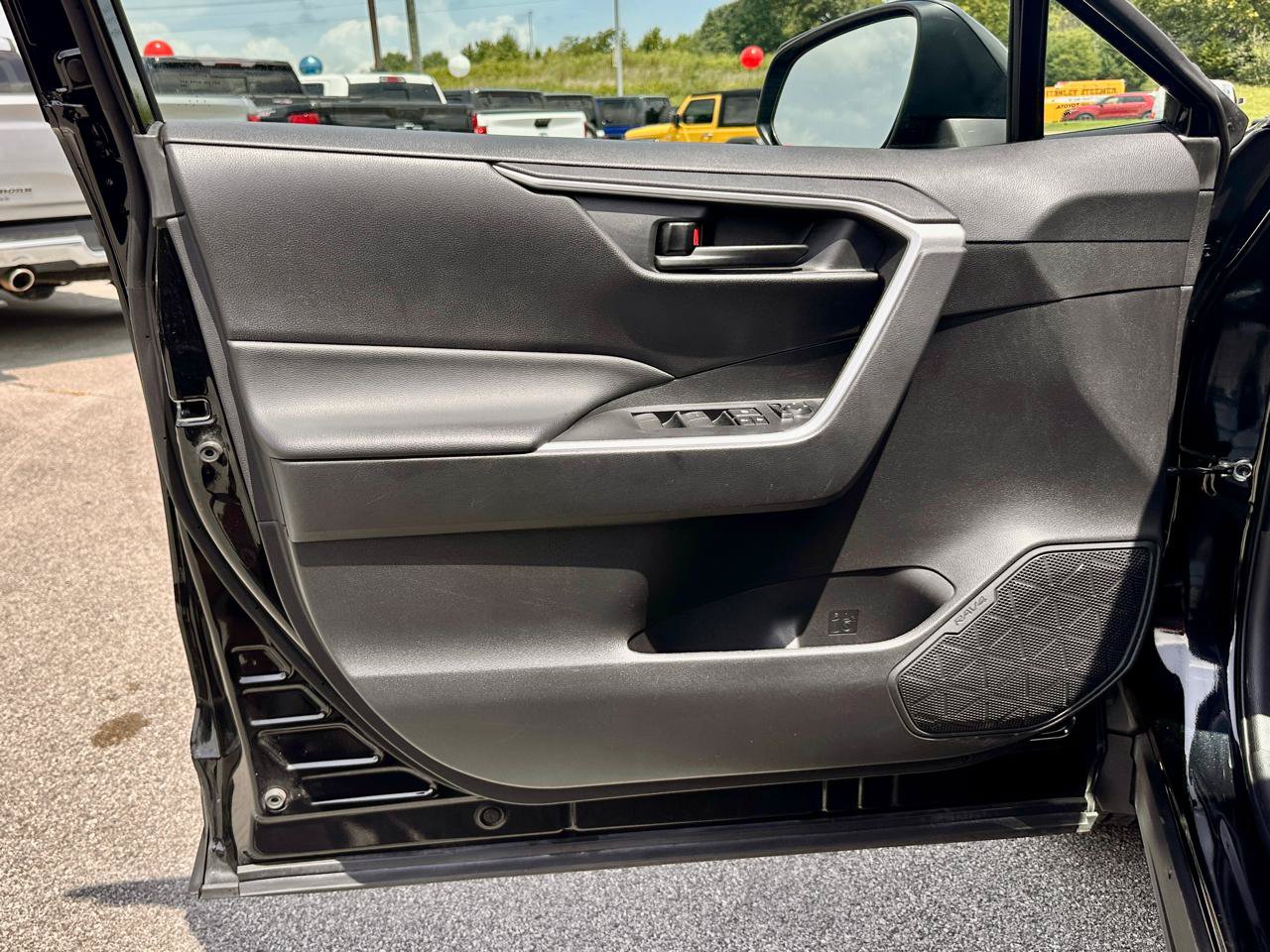 Used 2022 Toyota RAV4 LE AWD/4WD image 25