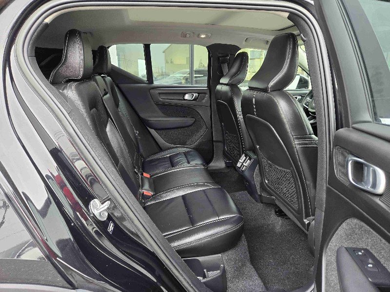 Used 2023 Volvo XC40 B5 Plus image 12