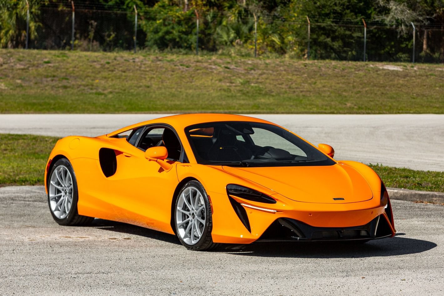 Used 2024 McLaren Artura RWD image 16
