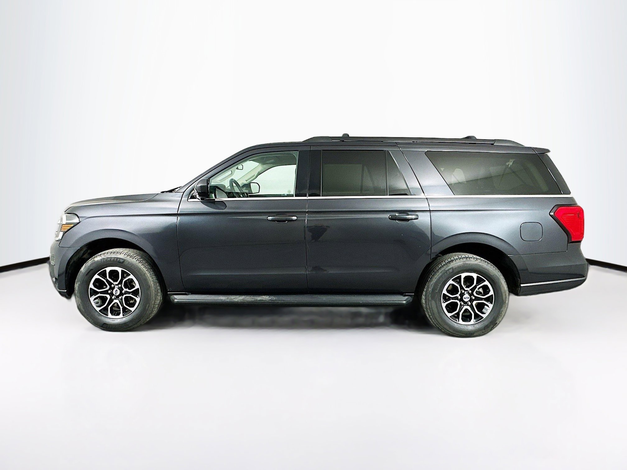 Used 2024 Ford Expedition Max XLT image 4