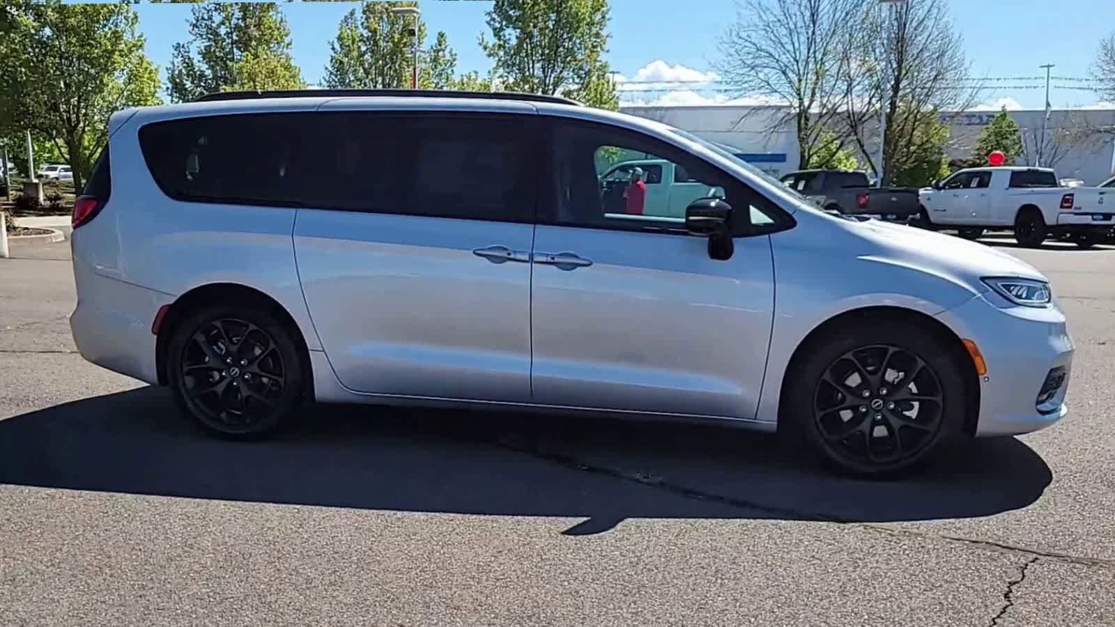 New 2026 Chrysler Pacifica Select image 9