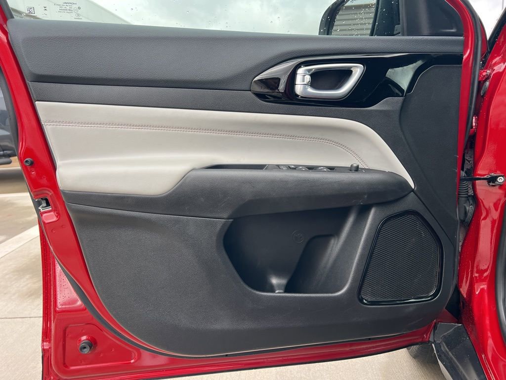 Used 2025 Jeep Compass Limited image 19