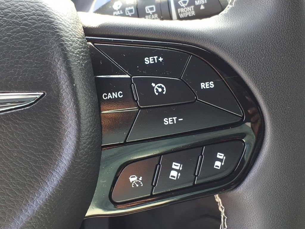 Certified 2025 Chrysler Pacifica Limited FWD image 10