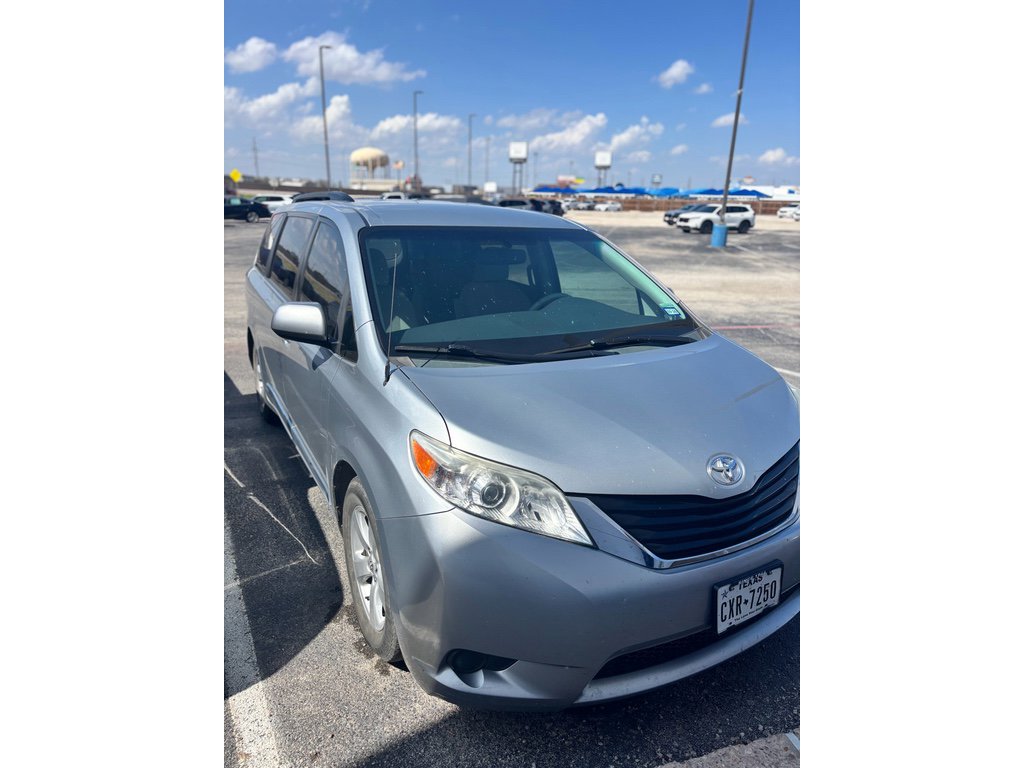 Used 2014 Toyota Sienna LE image 2