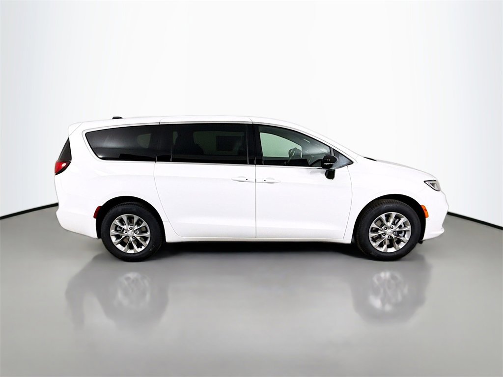 New 2026 Chrysler Pacifica Select image 10