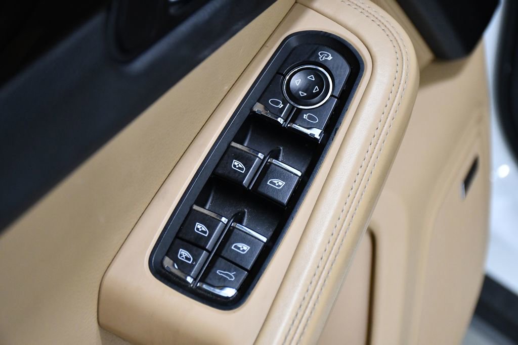 Used 2018 Porsche Macan AWD/4WD image 18