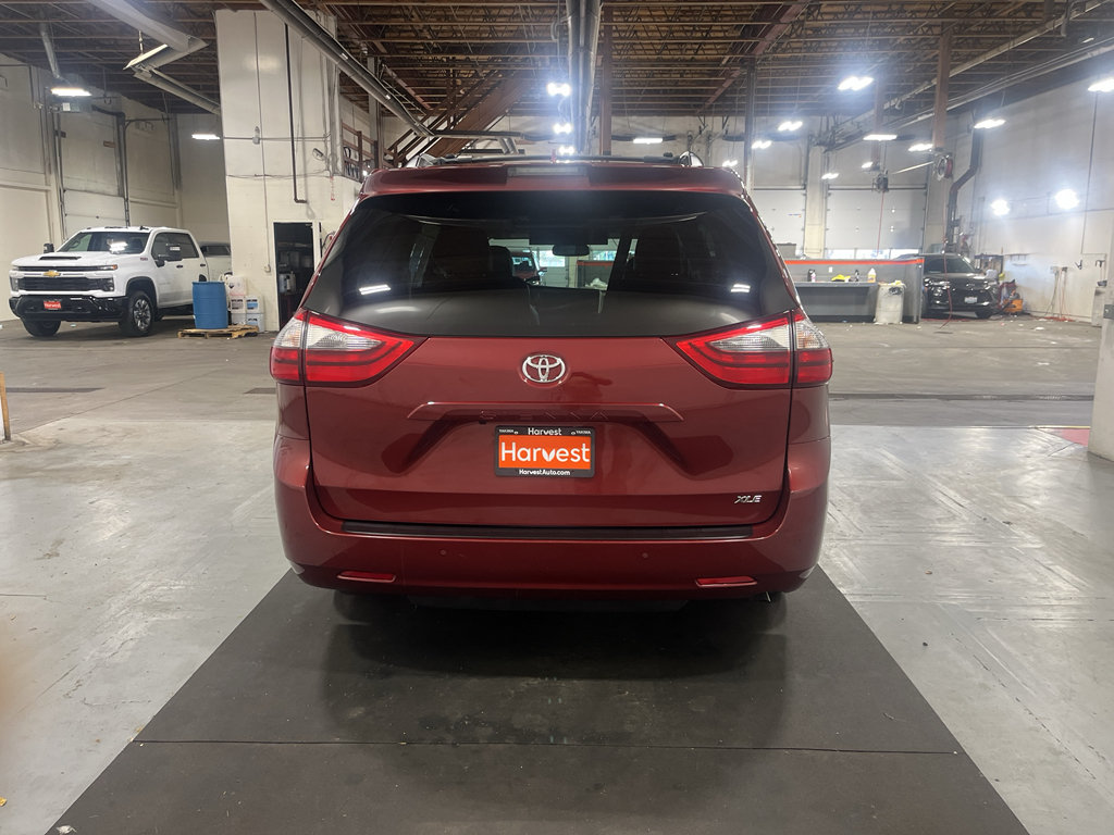 Used 2020 Toyota Sienna XLE Premium w/ Carpet Mat Package FWD image 8