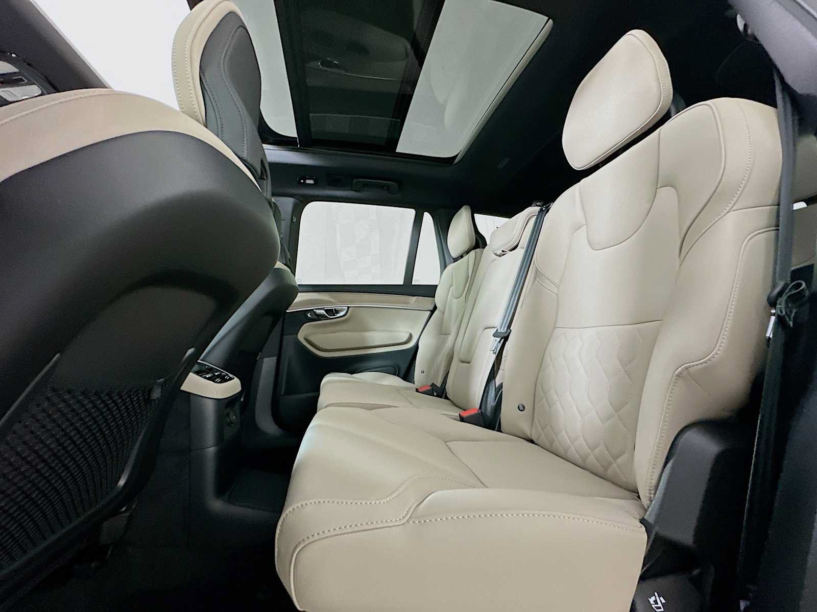 New 2026 Volvo XC90 T8 Plus w/ Protection Package Premier AWD/4WD image 22