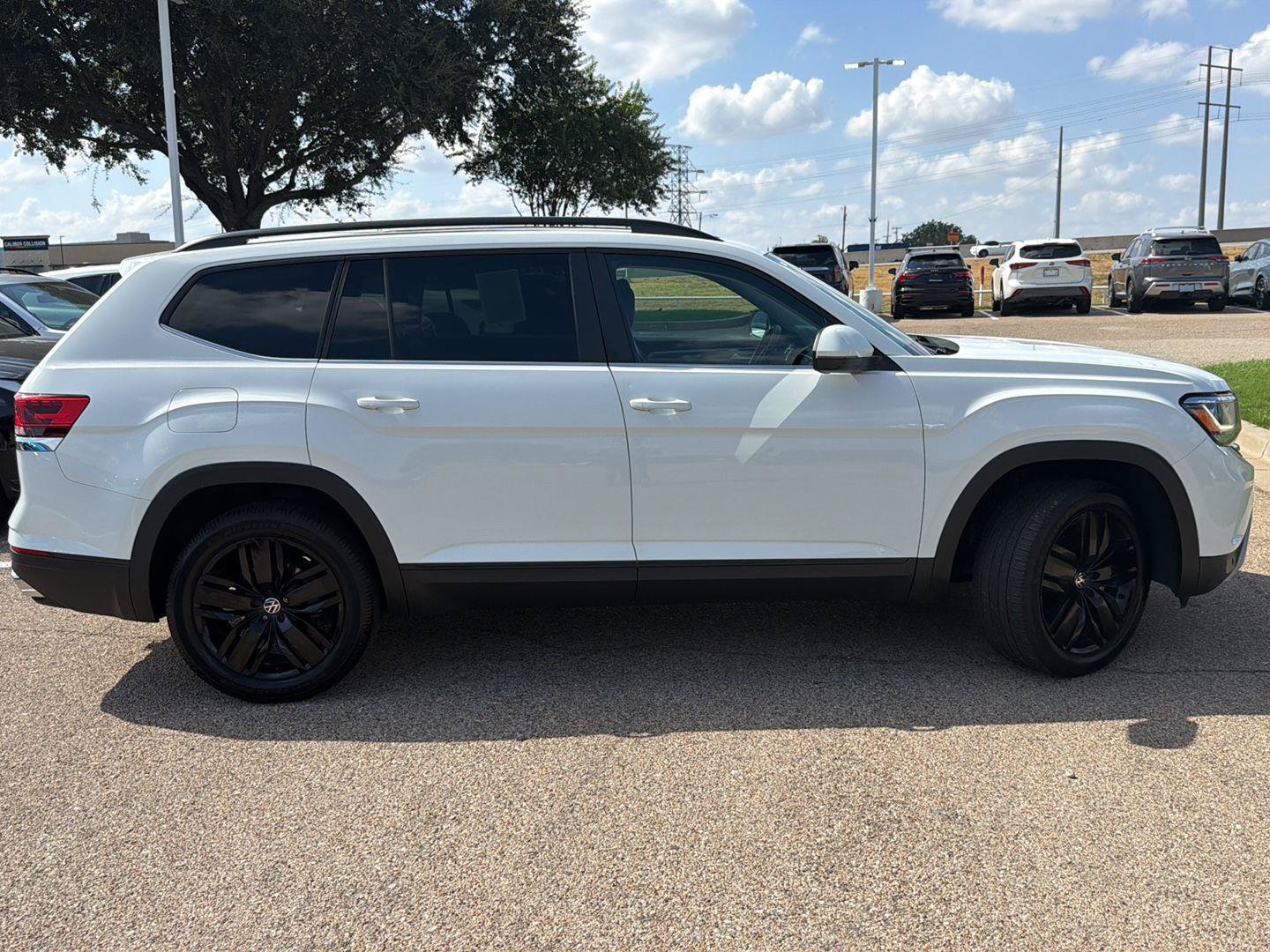 Used 2022 Volkswagen Atlas SE w/ Panoramic Sunroof Package FWD image 2