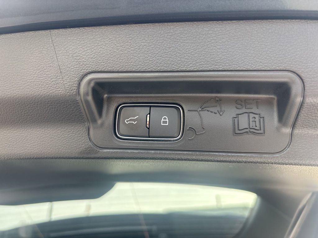 Used 2022 Ford Explorer XLT image 12