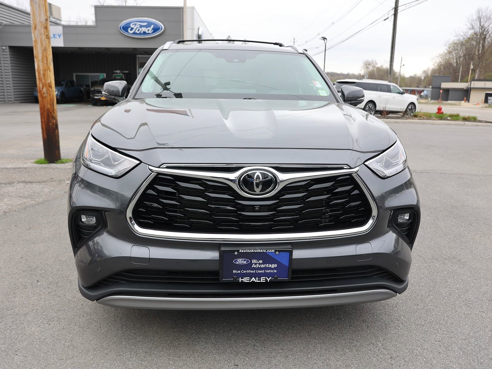 Used 2023 Toyota Highlander Platinum image 2