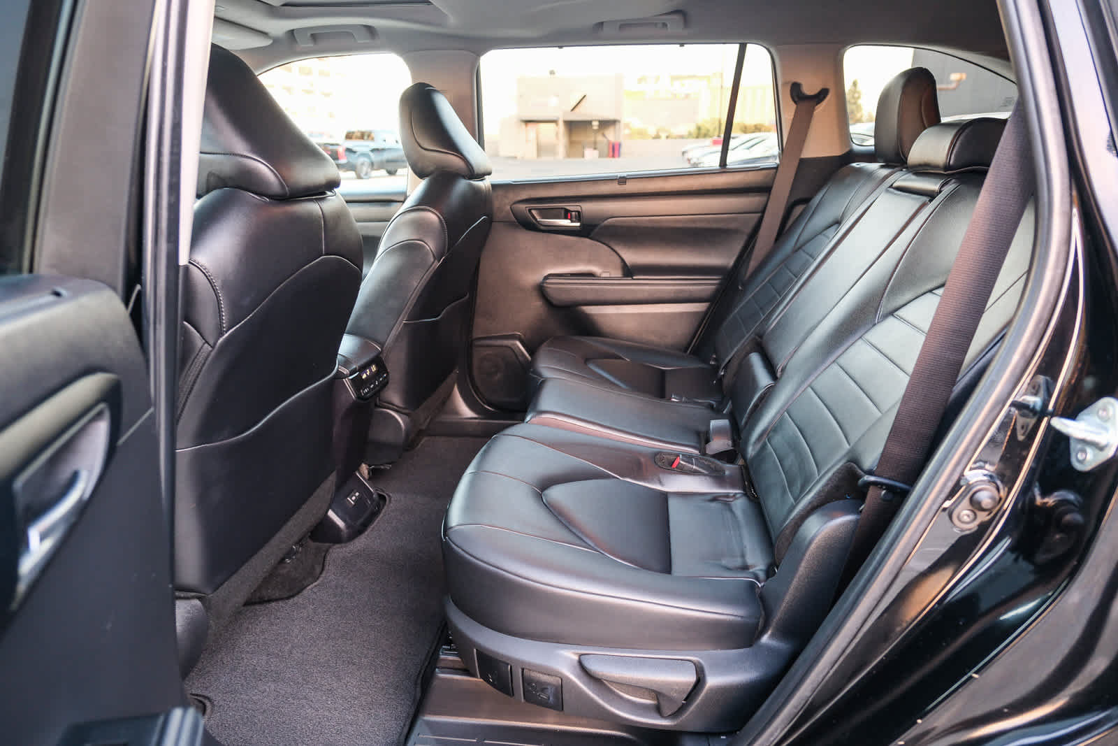 Used 2024 Toyota Highlander XLE FWD image 19