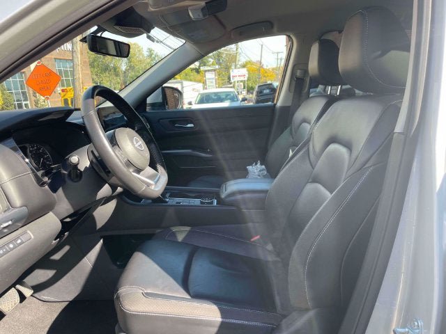 Used 2025 Nissan Pathfinder SL AWD/4WD image 15