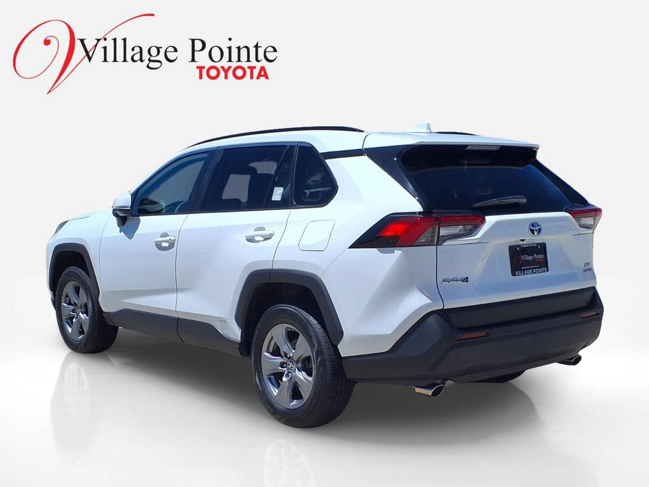Used 2023 Toyota RAV4 XLE AWD/4WD image 3
