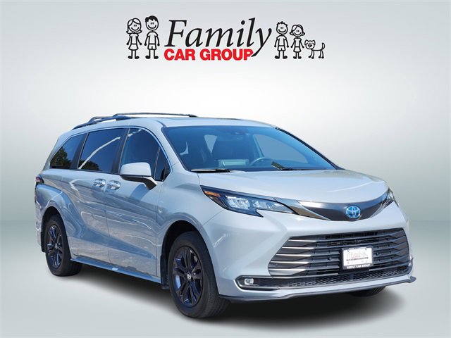 Used 2024 Toyota Sienna XLE Woodland Edition image 2