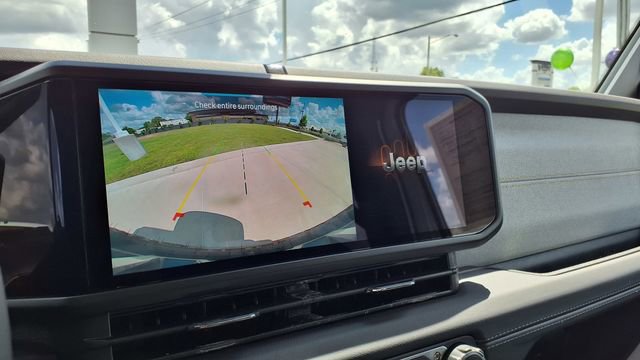 Used 2025 Jeep Wrangler Sahara image 24