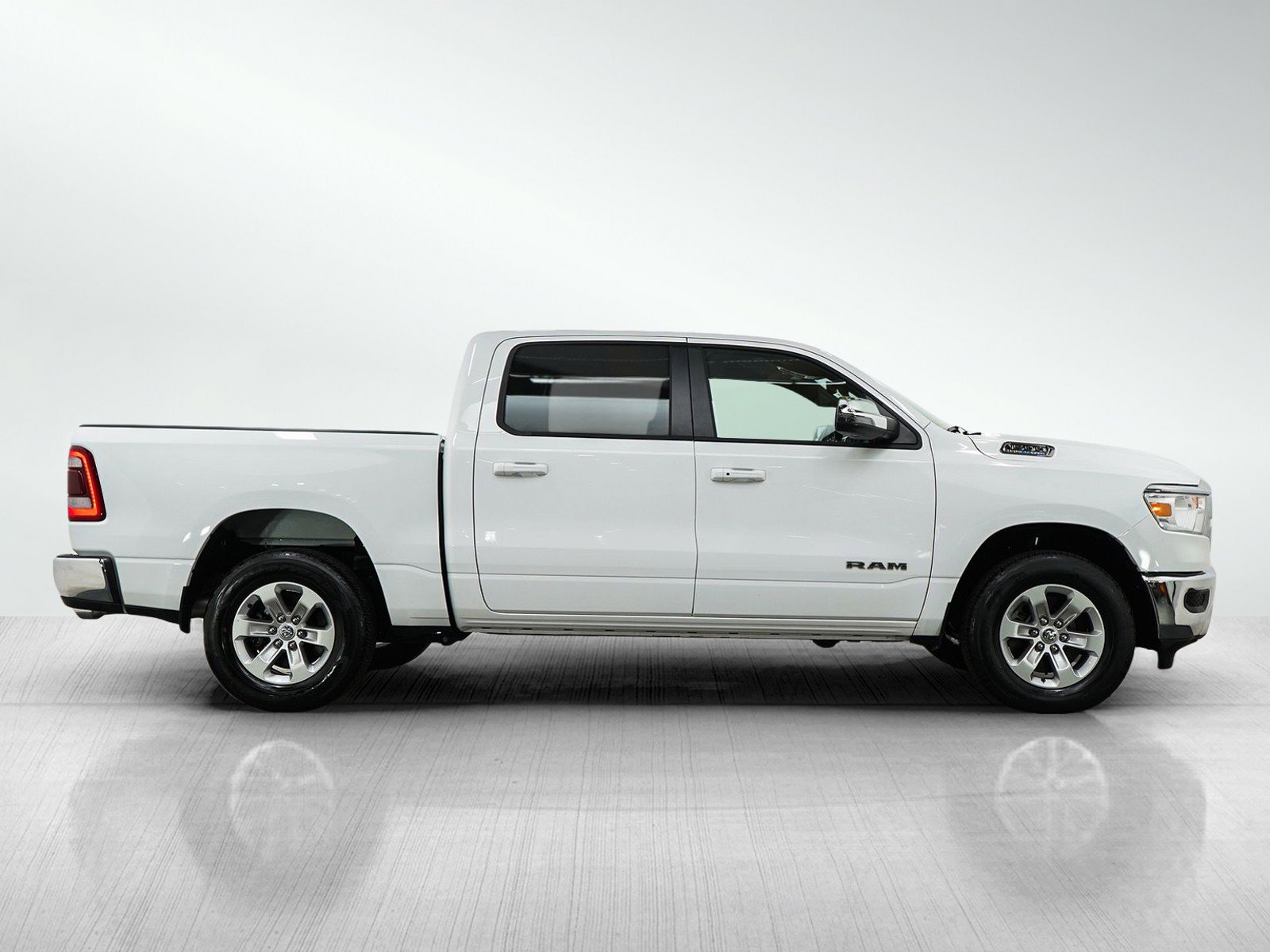 Used 2024 RAM 1500 Laramie AWD/4WD image 6