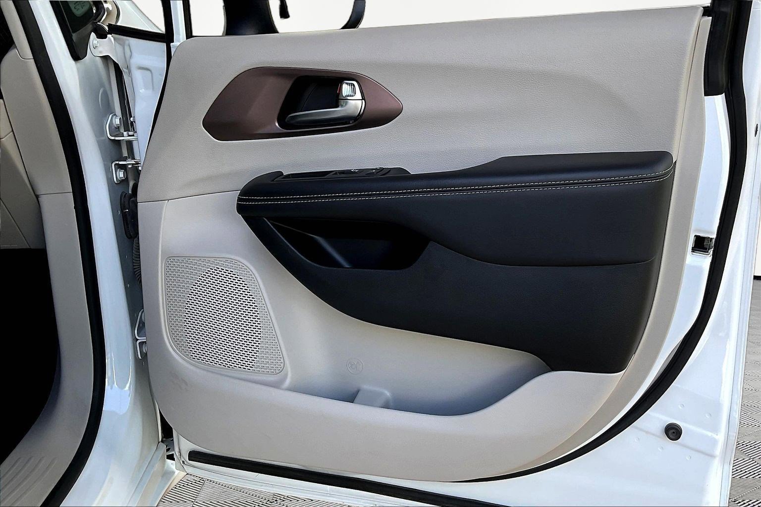 Used 2023 Chrysler Voyager LX FWD image 27