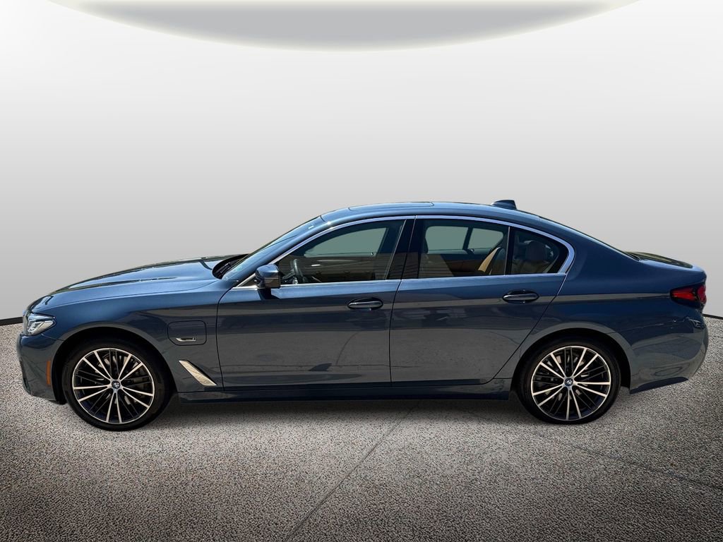 Used 2023 BMW 530e xDrive w/ Premium Package AWD/4WD image 3
