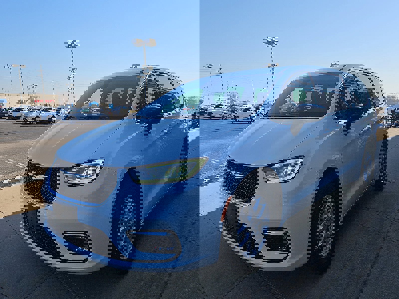 Used 2025 Chrysler Pacifica Select image 2