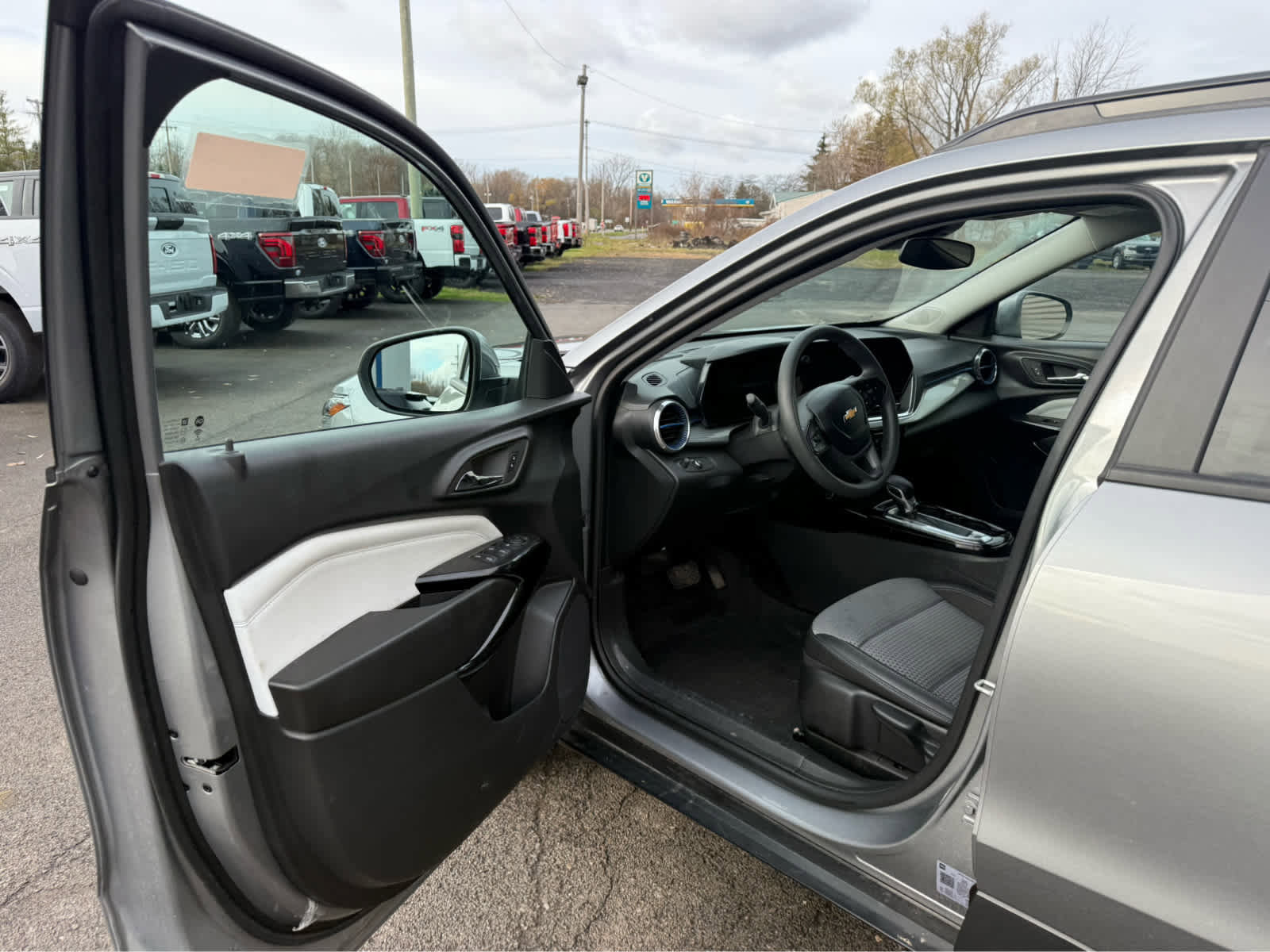 Used 2025 Chevrolet Trax LT image 6