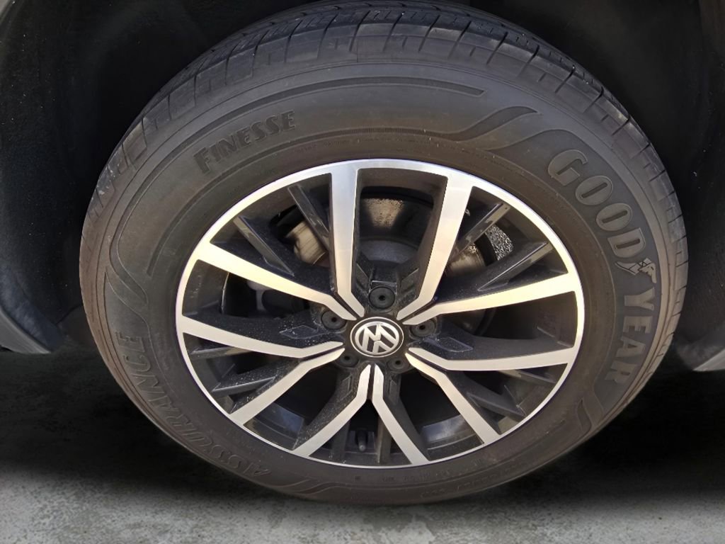 Used 2021 Volkswagen Tiguan SE w/ Panoramic Sunroof Package image 30