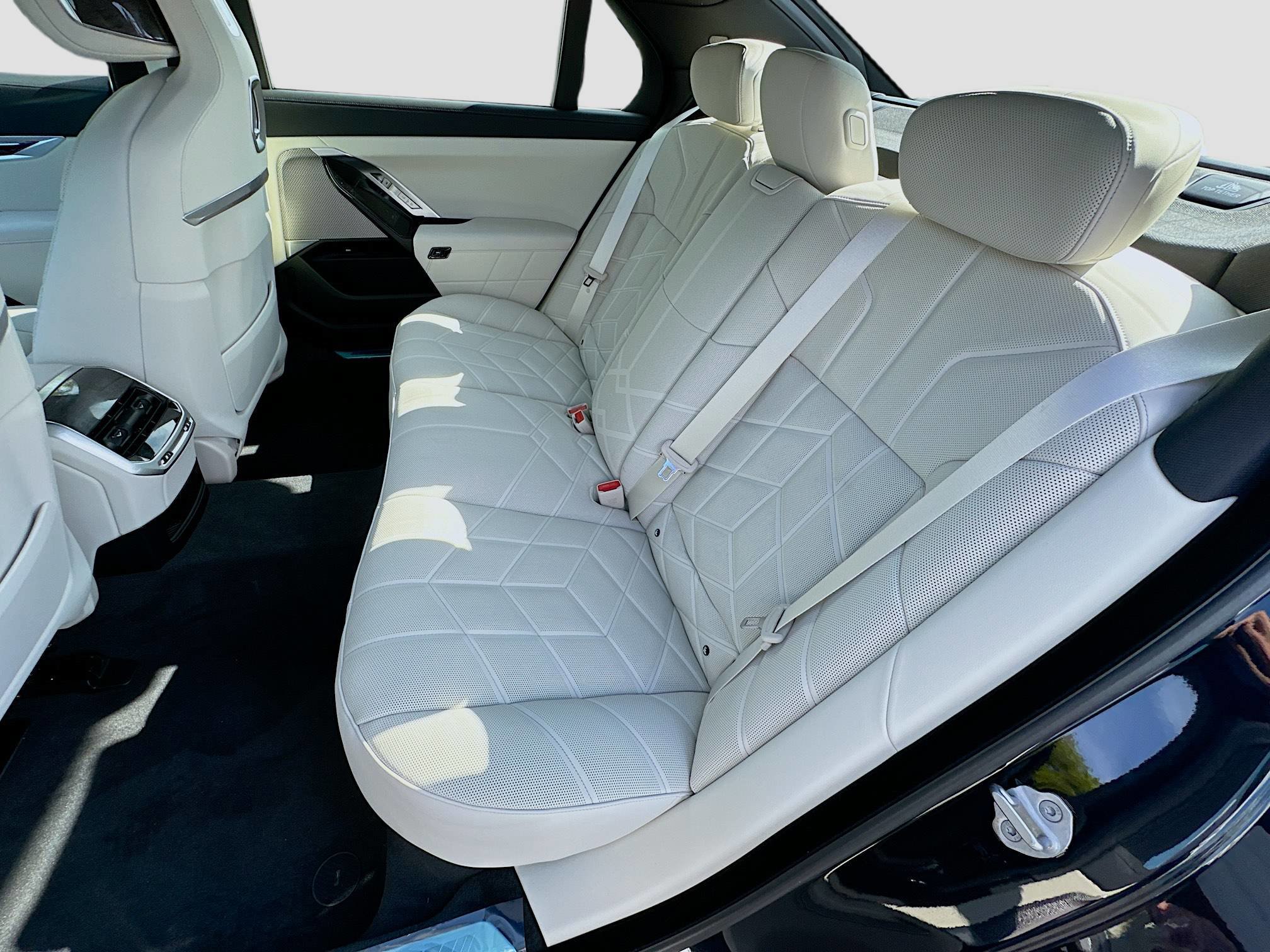 New 2026 BMW 750e xDrive image 21