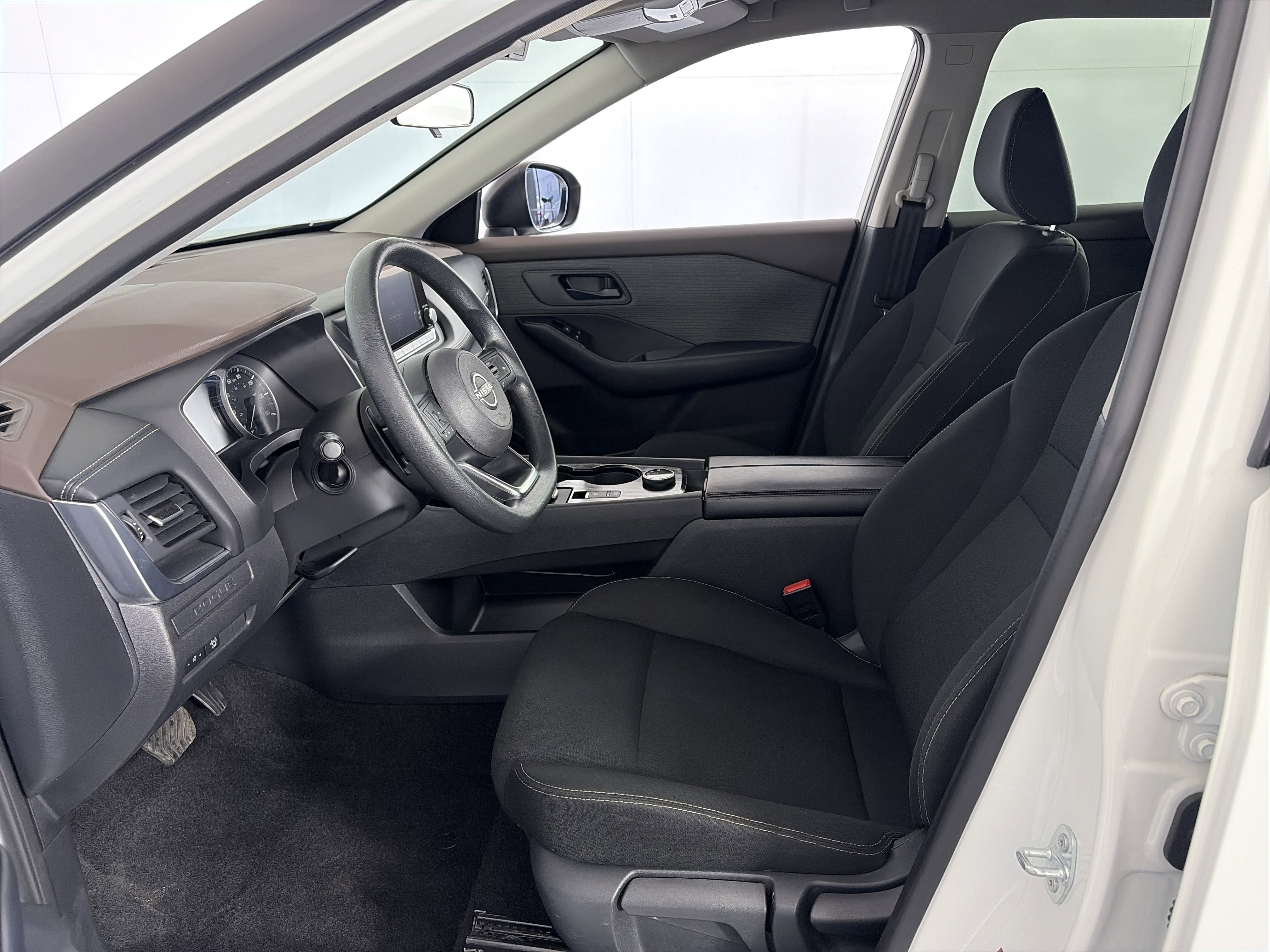 Used 2023 Nissan Rogue S image 6