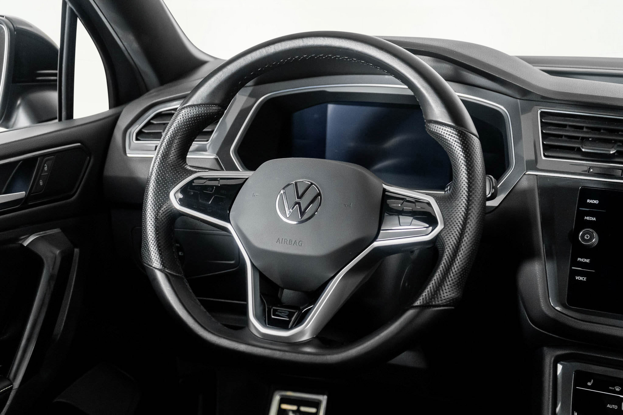 Used 2022 Volkswagen Tiguan SE R-Line image 39