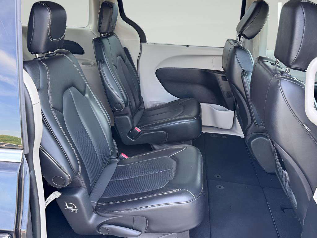 Used 2023 Chrysler Pacifica Touring-L FWD image 32
