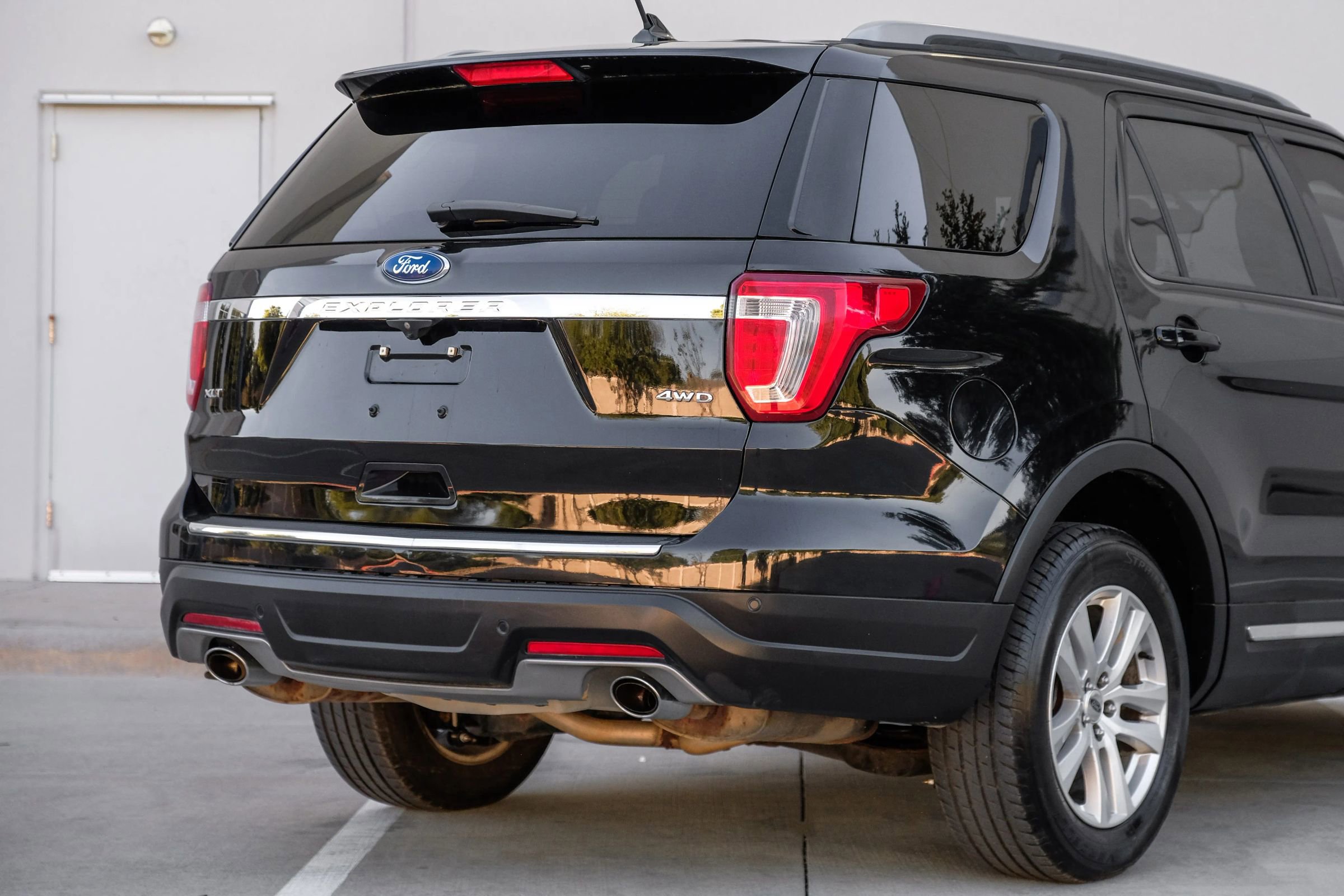 Used 2018 Ford Explorer XLT w/ Equipment Group 202A AWD/4WD image 5